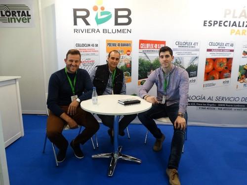 De izq. a dcha., Miguel Ángel Benavides y Francisco Ferrer, comerciales de Riviera Blumen, y José Ramón Sosa, director de exportación de la firma.