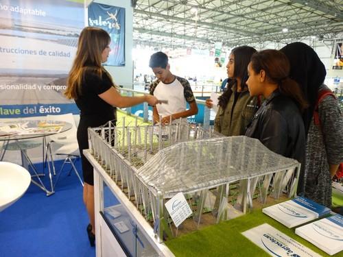 En esta segunda jornada han sido numerosos los escolares que han visitado la feria para conocer, más cerca, el sector agrario