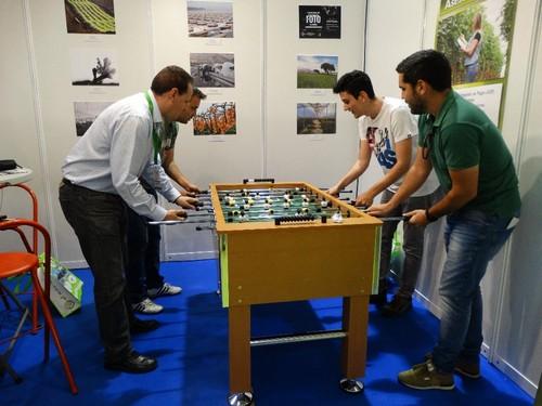 En la feria hay tiempo hasta para el ocio. Este stand contó con un futbolín que estuvo más que solicitado