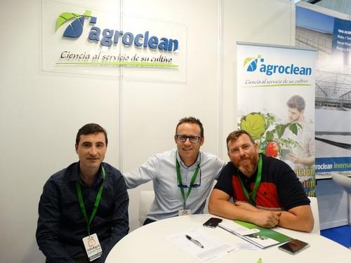 Parte del equipo de Agroclean Invernaderos posó para Fhalmería en su stand