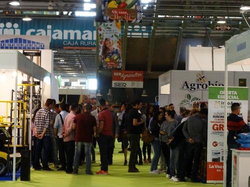 Gran afluencia de público en cada uno de los pasillo de la feria