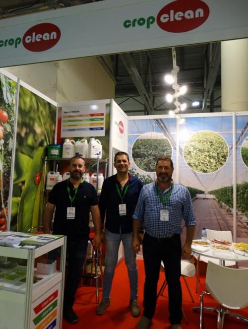 Txema Les, director del departamento técnico comercial de CropClean, junto a más compañeros