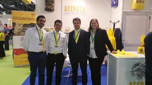 Equipo de Afepasa en la feria posando para Fhalmería
