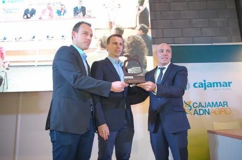 Representantes de Hortocampo recogiendo su galardón.