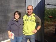 Paqui Alcayde, de MedHermes, junto a David Ferrer, dueño de la finca de Sharek F1