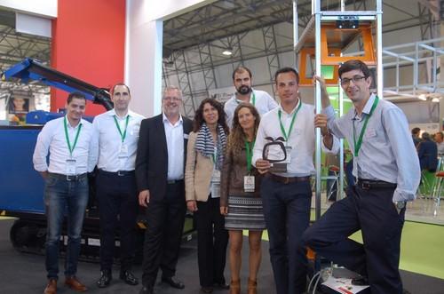 El equipo de Royal Brinkman con su general manager, Erik de Smalen al frente, posa con su más que merecido premio Infoagro Exhibition.