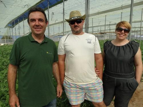 Andrés Pérez, delegado técnico comercial de HM. Clause, junto a unos visitantes a la finca.