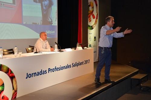 Crisanto Ampuero, especialista de la cadena de distribución de Bayer, explicó a los asistentes '¿Cómo desarrollar con éxito una marca de productor en el sector de la fruta y verdura?'.