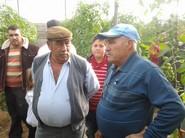 FRANCISCO PEREZ EXPLICANDO DETALLES DE LA FINCA DE CHERRY