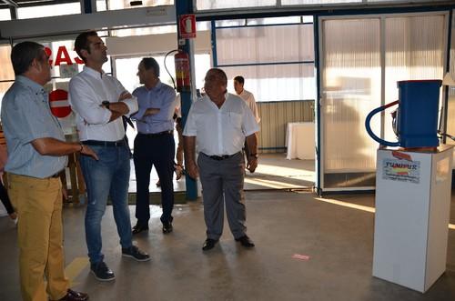 Fernández-Pacheco mostró mucho interés por el trabajo que realiza esta empresa 100% almeriense.