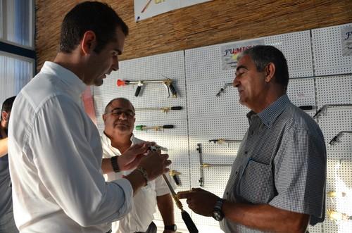 Julio González explicó al regidor de la capital cuál es el 'secreto' de su maquinaria para fumigación.