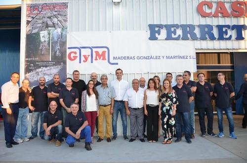 El alcalde de Almería, Ramón Fernández-Pacheco, y el edil de Agricultura de la capital, Juanjo Segura, visitaron esta empresa ubicada en La Cañada.