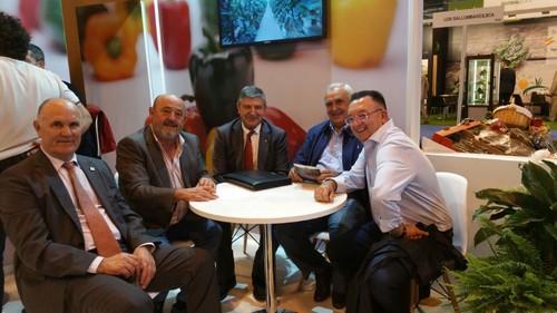 De izquierda a derecha, Emilio Villegas, gerente de Agroejido, Juan Navarro, Miguel Barbero, presidente de Indasol, Francisco Luque, gerente de Semilleros Laimund, y Francisco Molina, comercial del semillero.