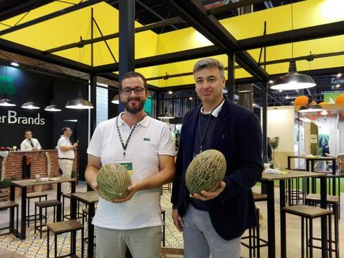 Vasco Vital, Area Manager Iberia de Semillas Fitó (izq.), con un compañero.