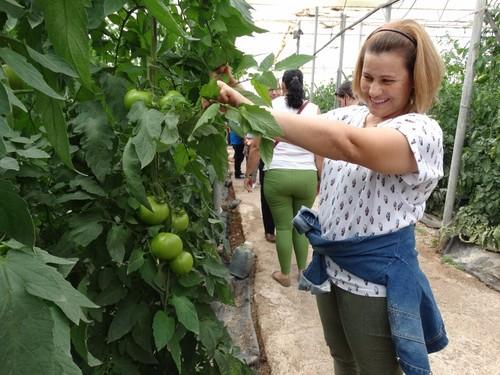 Antonia Morón Viñolo, junto a una de las plantas de Kabrera F1.