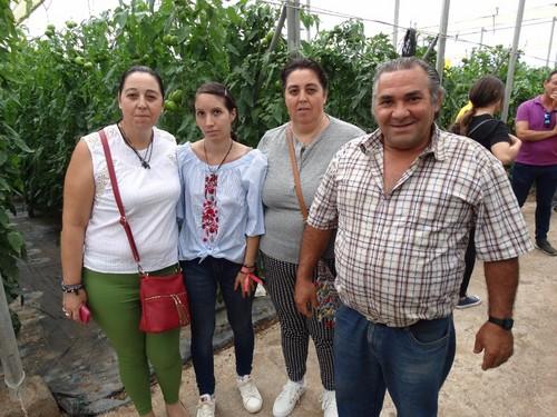 Familias Pérez y Viñolo en la visita a la segunda finca.