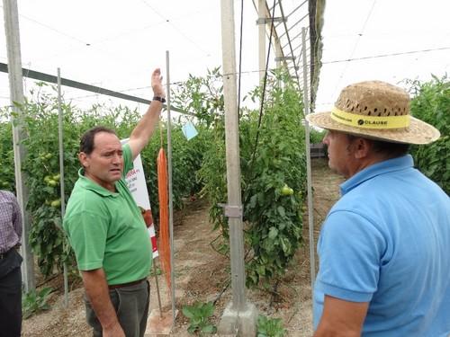 Emilio, propietario de una de las fincas, dando explicaciones a los asistentes.