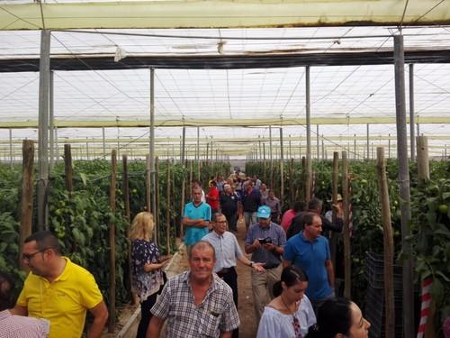 Casi un centenar de agricultores acudieron a la convocatoria.