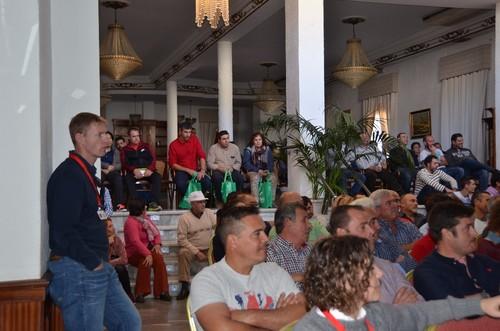 Henry Smienk (de pie), de Ramiro Arnedo, no se perdió la charla sobre ecológico