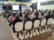 La sala de conferencias estaba llena de asistentes.
