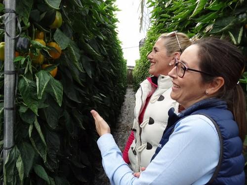Beatriz Palmero atendiendo a una de las agricultoras.