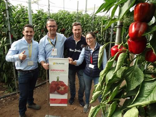 El equipo de HM Clause Ibérica que acompañó a los agricultores en Dalías, con el propietario de la última finca.