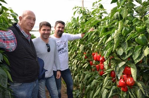 José Luis Martínez, técnico de la casa, con dos productores.