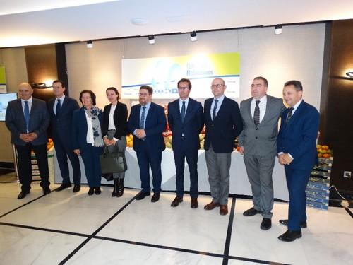 Foto de familia, los políticos con responsables de Socomo y Carrefour