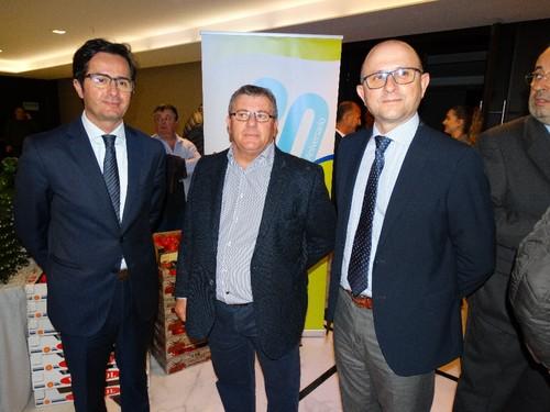 El presidente de Vicasol entre el alcalde de El Ejido y el edil de Agricultura