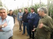 Agricultores atendiendo a las indicaciones de los técnicos.