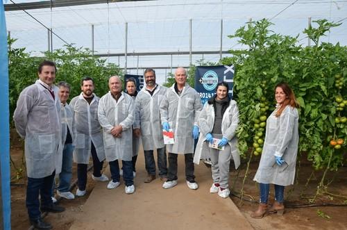 Parte del equipo de Seminis junto a varios agricultores que asistieron a la jornada de campo