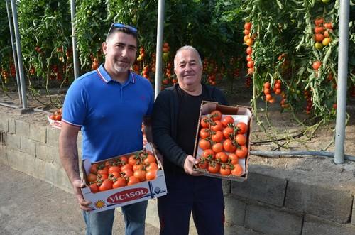 Padre e hijo, Paco Real los dos, propietarios de una de las fincas de Laujar mostradas.