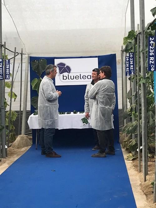 Javier López junto a varios agricultores