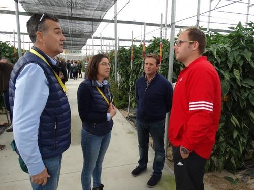 Javier Achon y Beatriz Palmero resolviendo dudas a los asistentes.