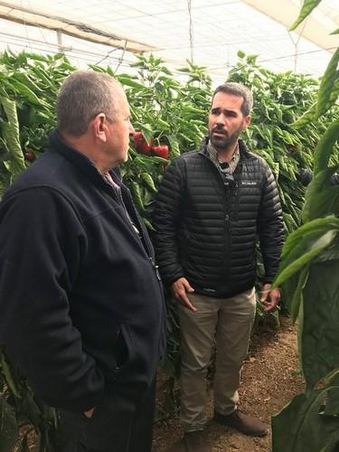 José Torres, delegado comercial de Syngenta, junto a un agricultor
