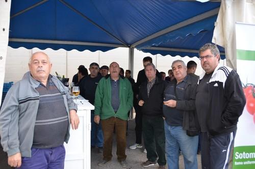 Degustando algo después de visitar la finca.
