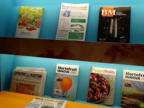La revista de Fhalmería está muy presente en todos los rincones de la feria, también en los kioskos de prensa