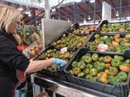 HM Clause y Agrupalmería promocionan un 'Tomate único' en el Mercado Central de Almería