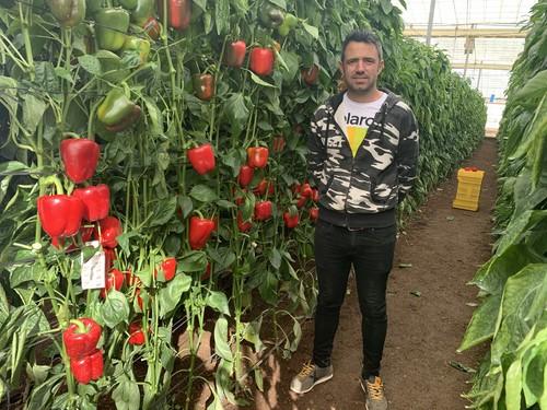 Ramiro Arnedo muestra su California Ercina F1 en una finca de Francisco Callejón