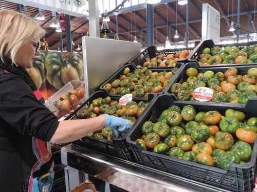 HM Clause y Agrupalmería promocionan un 'Tomate único' en el Mercado Central de Almería