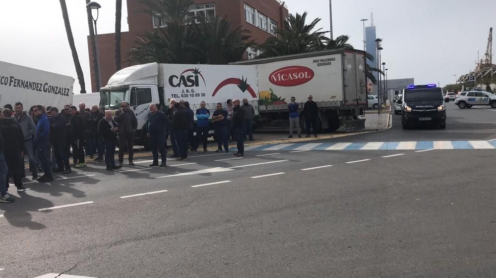 Concentración de agricultores en el Parque de las Almadrabillas de la capital