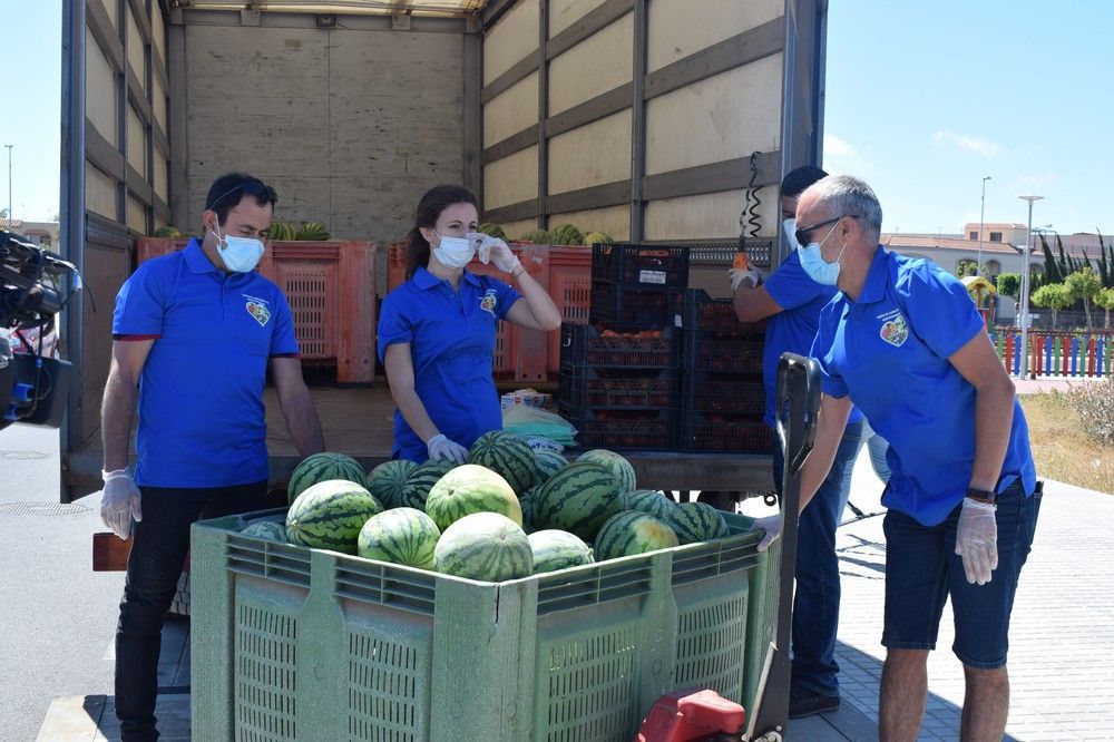 Reparto de sandías y tomates de la Unión de Agricultores Independientes en la puerta de Mercadona