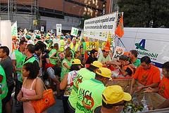 Agricultores reparten frutas y hortalizas en Madrid en protesta del veto ruso
