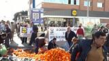 UPA se planta ante las puertas de las grandes superficies en protesta por los bajos precios