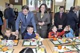 La Junta difunde hábitos alimenticios saludables mediante el reparto de fruta en las escuelas y actividades divulgativas