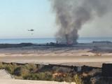 Un espectacular incendio en una zona de matorral entre invernaderos en Adra ha puesto en riesgo a varias fincas este sábado