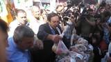 Multitudinario reparto de fruta en Madrid en protesta por el veto de Rusia a las exportaciones europeas