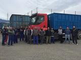 Transportistas afectados por no poder llevar restos vegetales con rafia a Ejido Medio Ambiente se concentran a modo de protesta