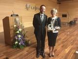 Mari Carmen Galera, de TECNOVA, recibe un precio enmarcado dentro de su trayectoria empresarial
