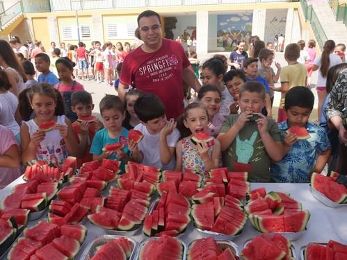 Sandía Fashion vuelve a visitar a los más pequeños 'por el consumo de fruta de los niños'
